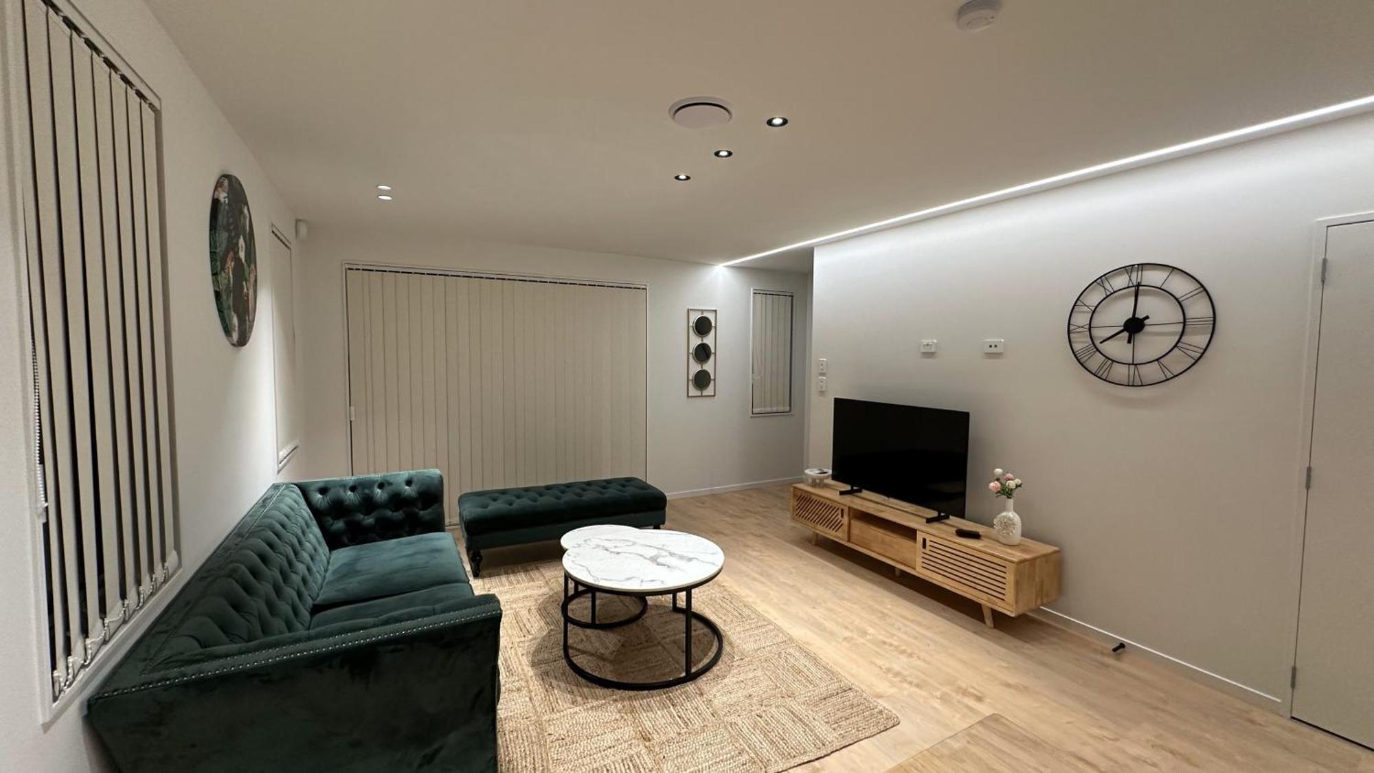 Stylish New & Cosy 3-bedroom Retreat In - Perfect For Your Next Getaway! Holiday home