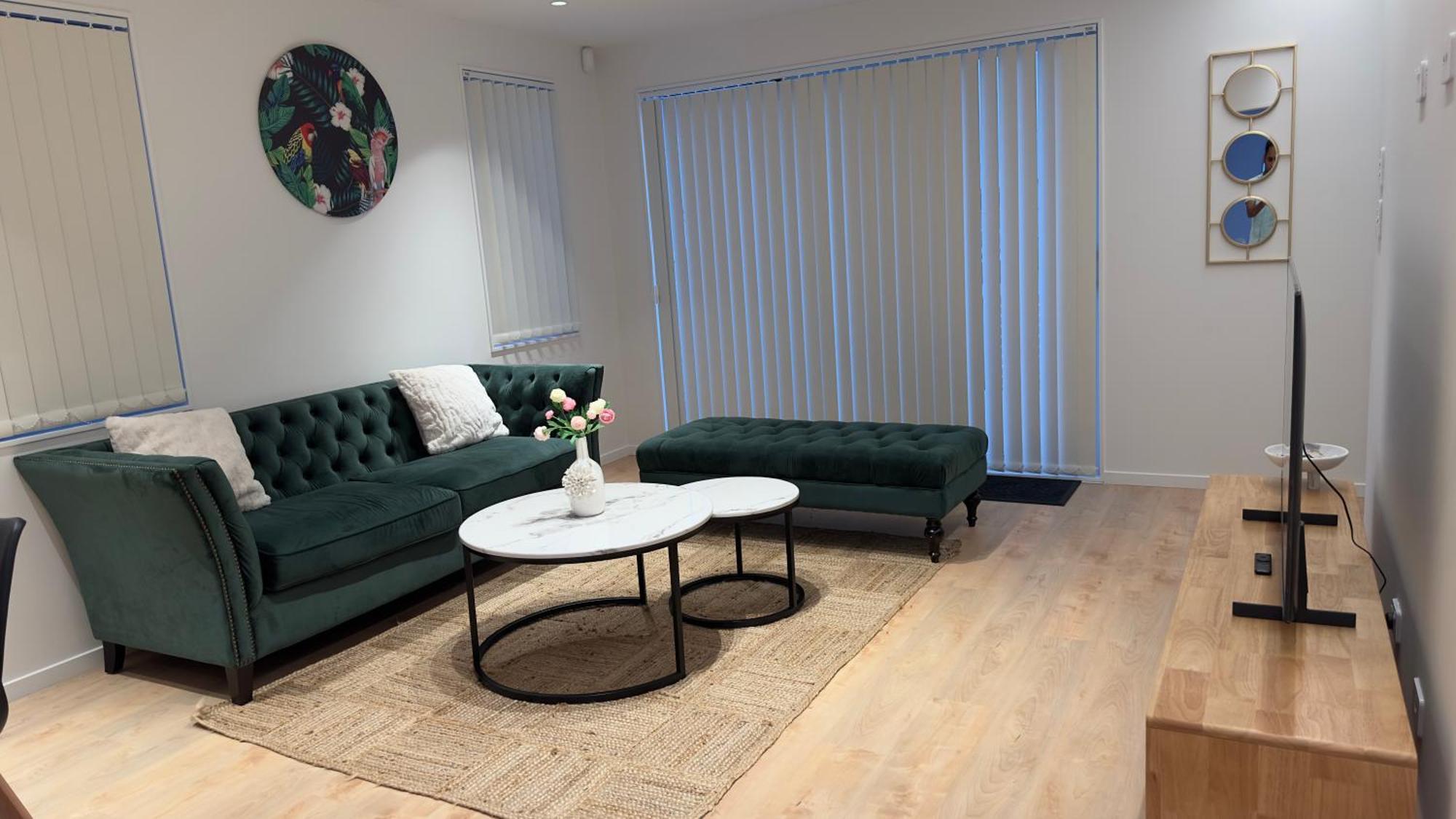 Stylish New & Cosy 3-bedroom Retreat In - Perfect For Your Next Getaway! Holiday home